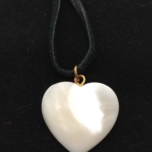 Natural leather choker with mother of pearl heart - Picture 2 of 3